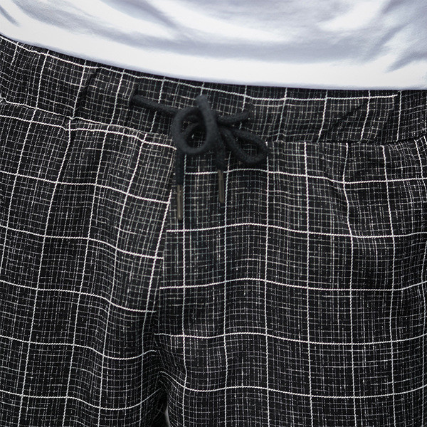 Pantaloni scurți bărbați în carouri în diferite culori cu buzunare