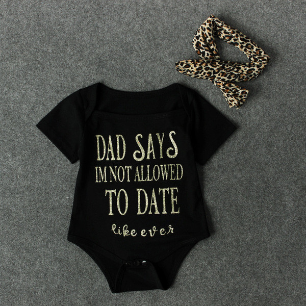 Salopetă elegantă pentru bebeluși în negru, cu mâneci scurte și inscripție