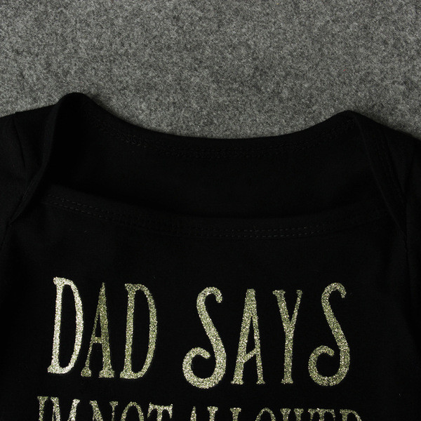 Salopetă elegantă pentru bebeluși în negru, cu mâneci scurte și inscripție