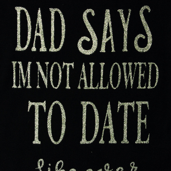 Salopetă elegantă pentru bebeluși în negru, cu mâneci scurte și inscripție