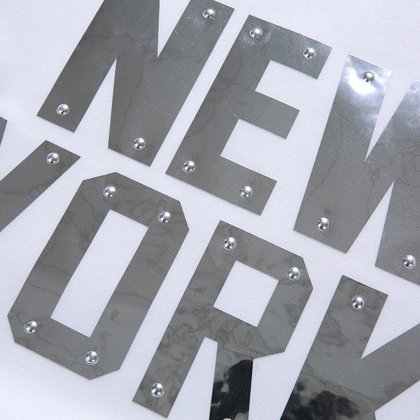 Alkalmi férfi póló rövid ujjal, több színben felirattal és fém fűzőlyukakkal