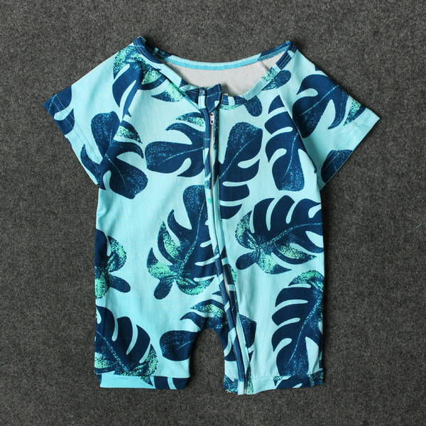 Bebelușul sportează întreaga echipă cu mâneci scurte cu motiv floral