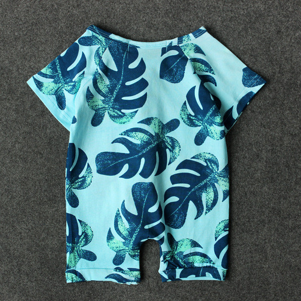 Bebelușul sportează întreaga echipă cu mâneci scurte cu motiv floral