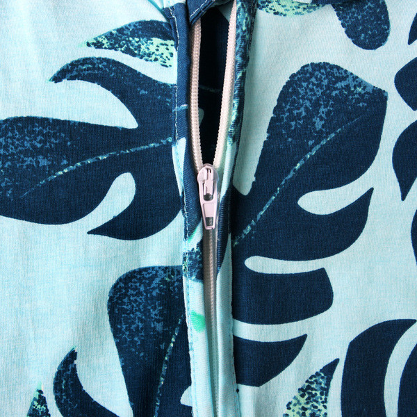 Bebelușul sportează întreaga echipă cu mâneci scurte cu motiv floral