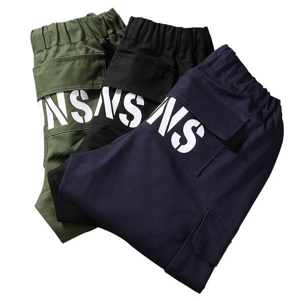 Nyári férfi nadrág utánzatos hátsó zsebbel, felirattal