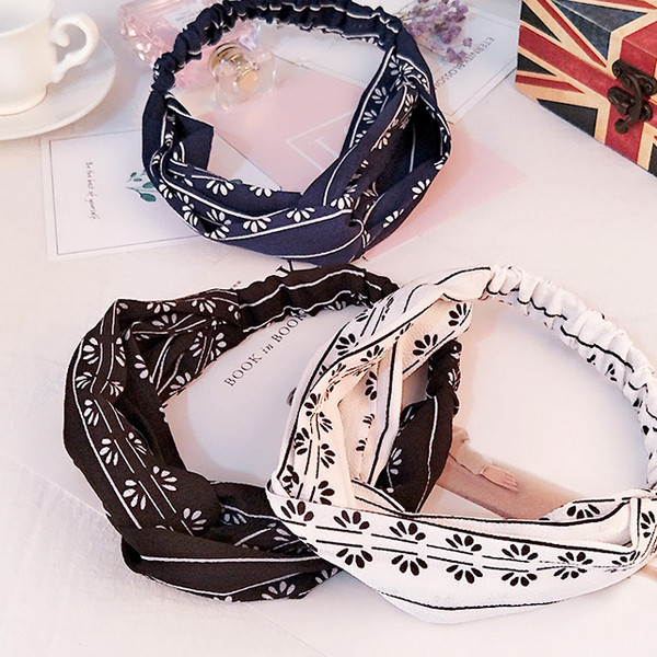 Γγυναικείο αξεσουάρ σε τρία χρώματα με μια εκτύπωση κατάλληλη για  τη καθημερινή ζωή