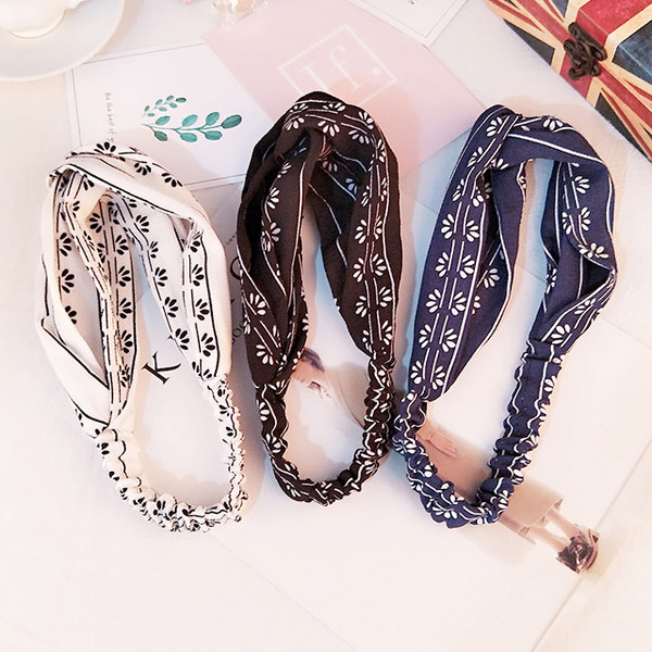 Γγυναικείο αξεσουάρ σε τρία χρώματα με μια εκτύπωση κατάλληλη για  τη καθημερινή ζωή