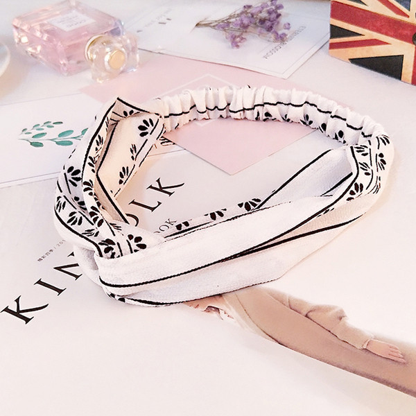 Γγυναικείο αξεσουάρ σε τρία χρώματα με μια εκτύπωση κατάλληλη για  τη καθημερινή ζωή