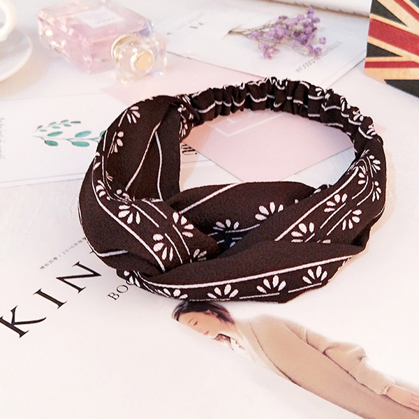 Γγυναικείο αξεσουάρ σε τρία χρώματα με μια εκτύπωση κατάλληλη για  τη καθημερινή ζωή