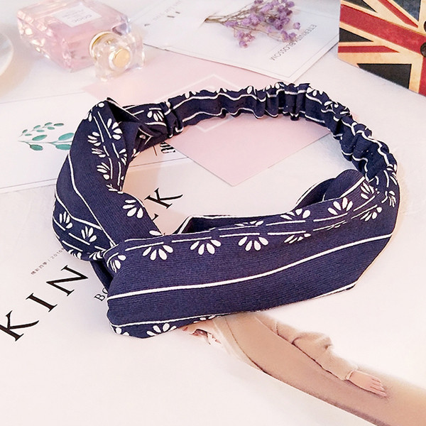 Γγυναικείο αξεσουάρ σε τρία χρώματα με μια εκτύπωση κατάλληλη για  τη καθημερινή ζωή