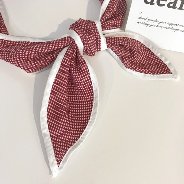 Benzi de păr moderne pentru femei într-o varietate de modele, potrivite pentru utilizarea de zi cu zi