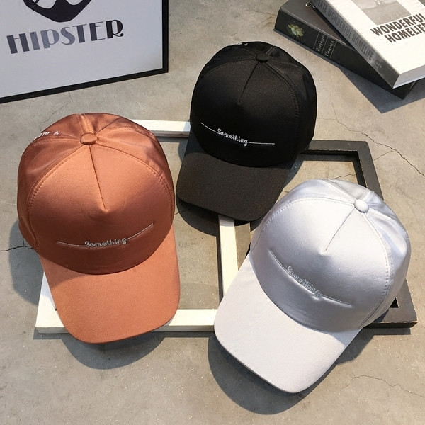 Stílusos női sapka sok színben felirattal