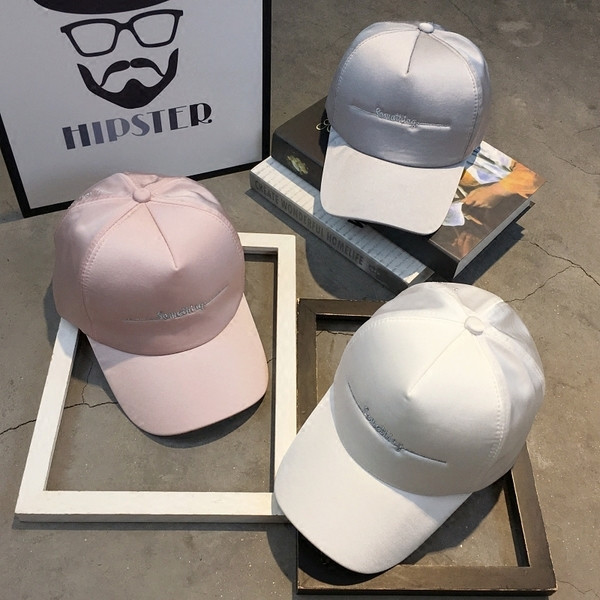 Stílusos női sapka sok színben felirattal