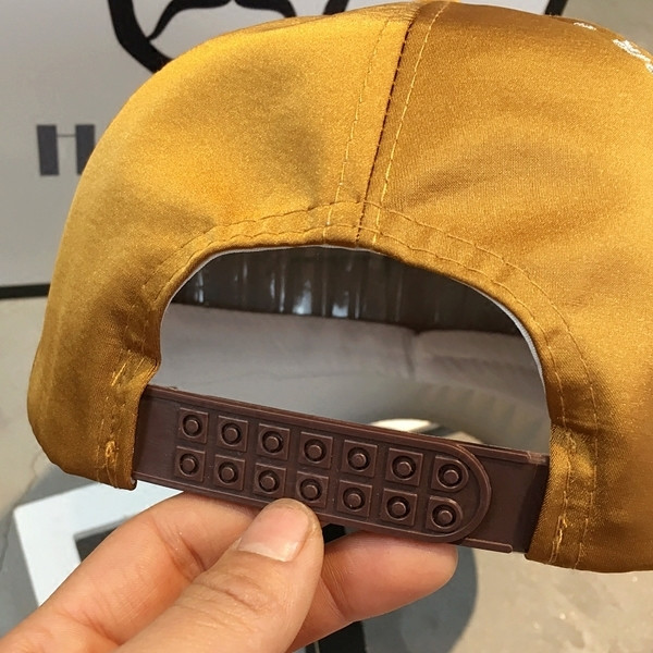 Stílusos női sapka sok színben felirattal