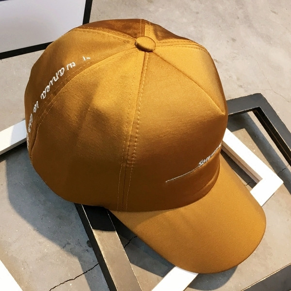 Stílusos női sapka sok színben felirattal