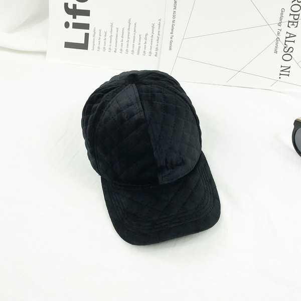 Mindennapi női sapka napellenzővel, négy színben