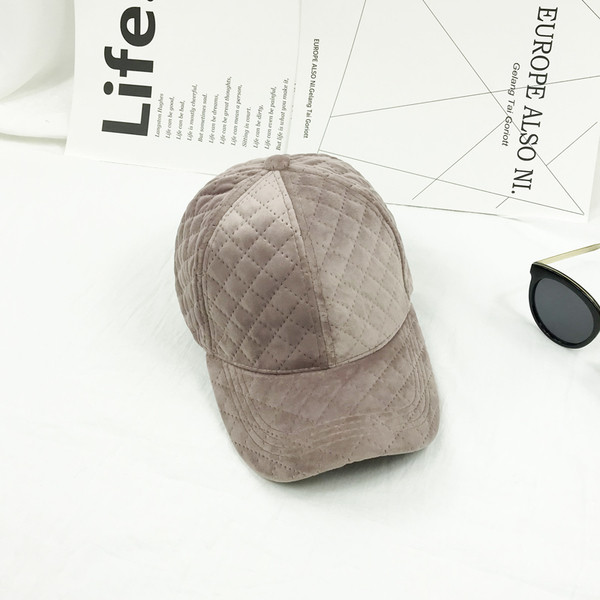 Mindennapi női sapka napellenzővel, négy színben