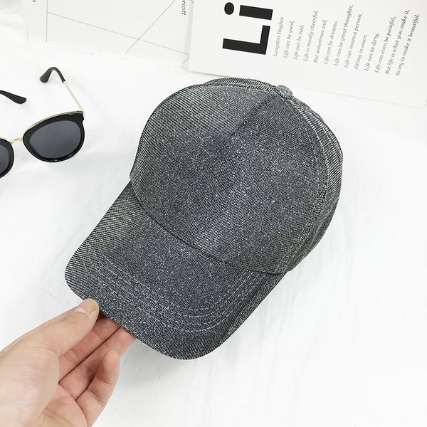 Női sapka négy színben - egyszerű modell fényes részecskékkel