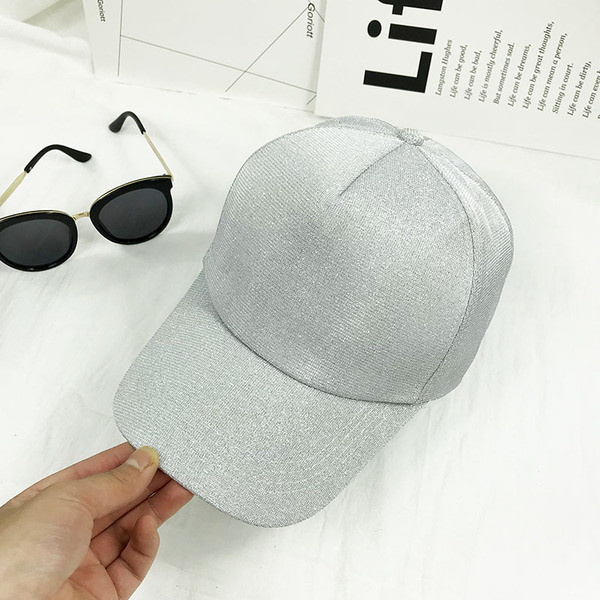 Női sapka négy színben - egyszerű modell fényes részecskékkel