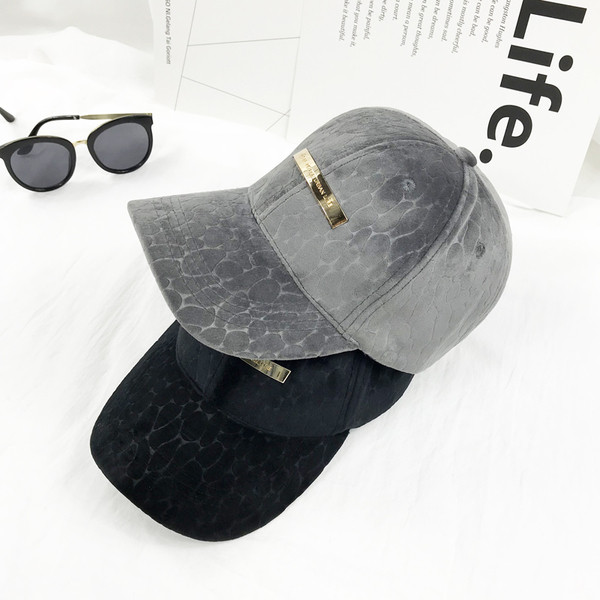 Stílusos női sapka napellenzővel három színben, fém felirattal