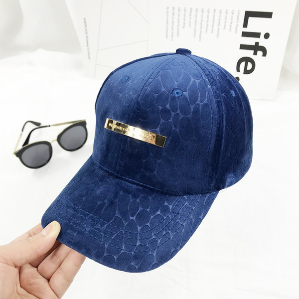 Stílusos női sapka napellenzővel három színben, fém felirattal