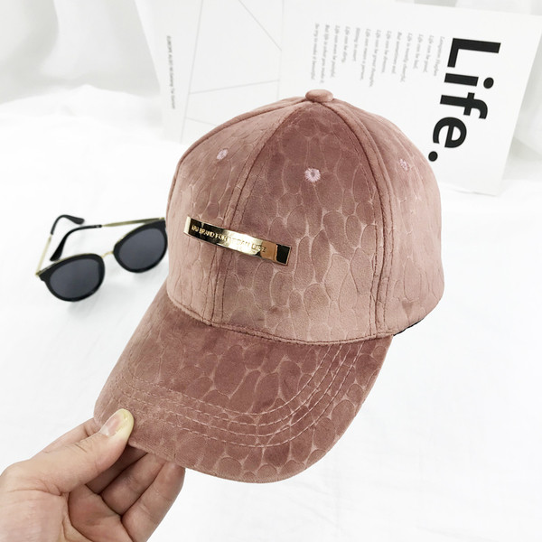 Stílusos női sapka napellenzővel három színben, fém felirattal