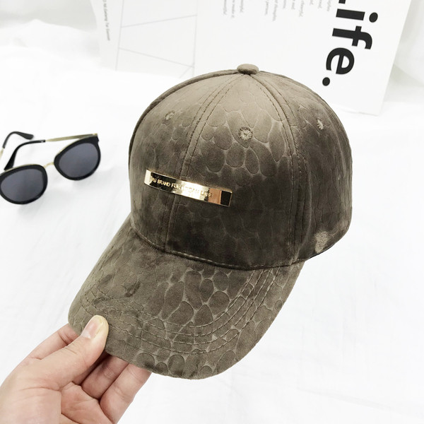 Stílusos női sapka napellenzővel három színben, fém felirattal