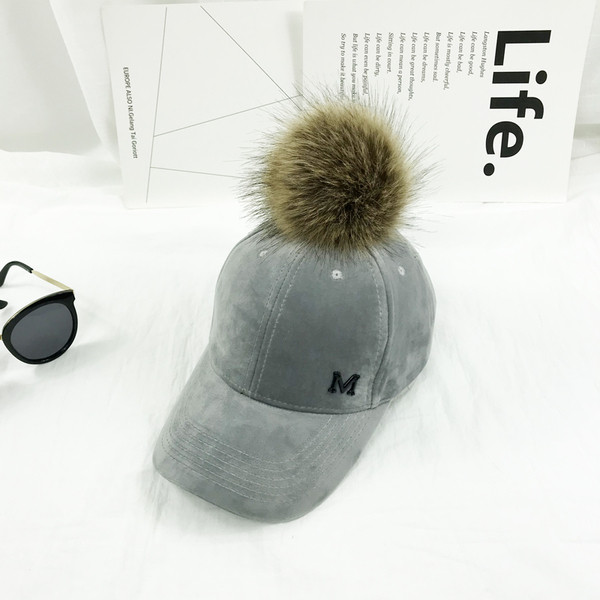 Modern női sapka négy színben, levehető pehelytal