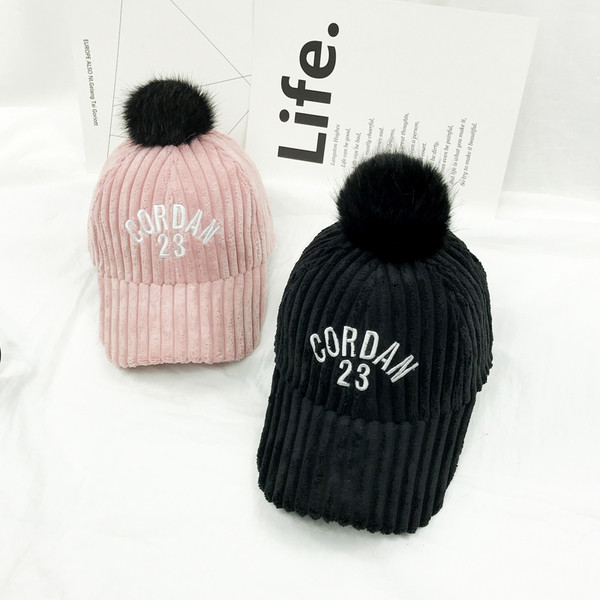 Pălărie de damă din catifea zilnică în mai multe culori cu inscripție și puf