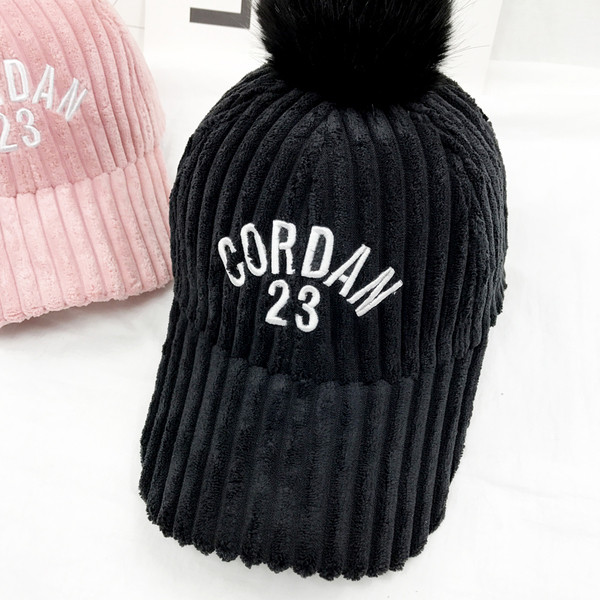 Pălărie de damă din catifea zilnică în mai multe culori cu inscripție și puf