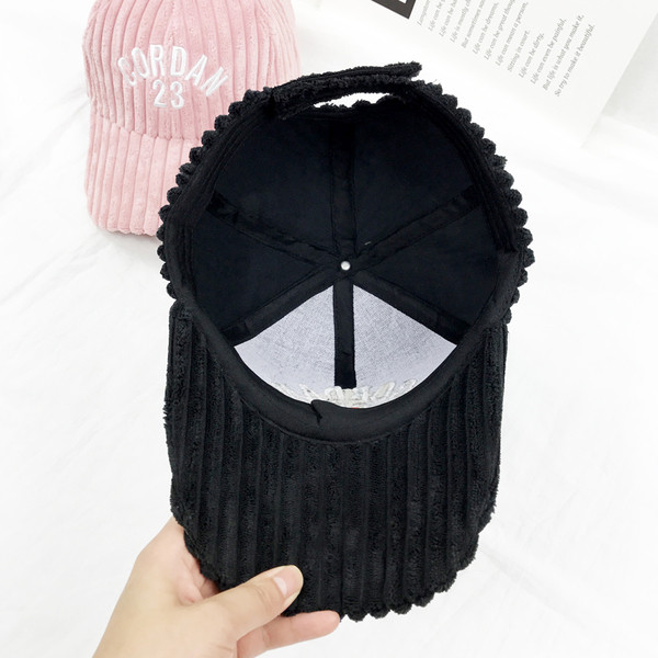 Pălărie de damă din catifea zilnică în mai multe culori cu inscripție și puf