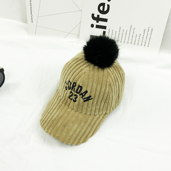 Pălărie de damă din catifea zilnică în mai multe culori cu inscripție și puf