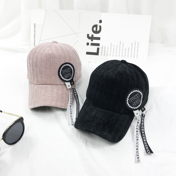 Sport-alkalmi női sapka négy színben díszítéssel