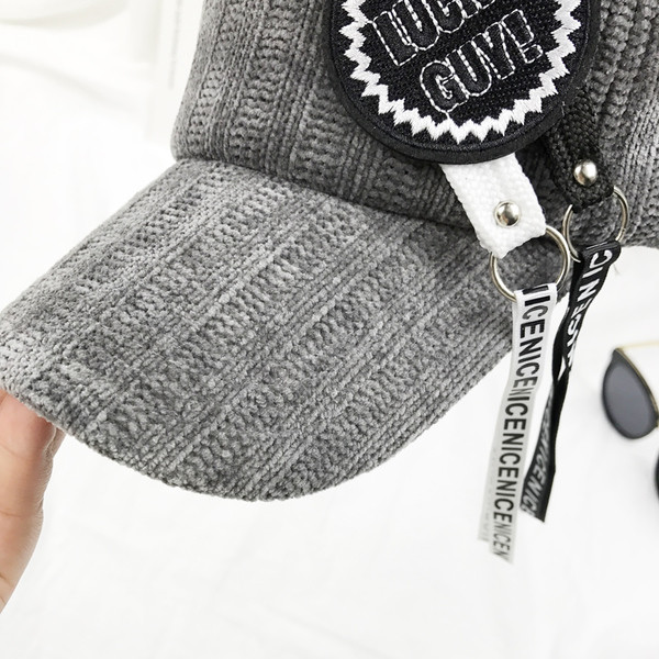 Sport-alkalmi női sapka négy színben díszítéssel