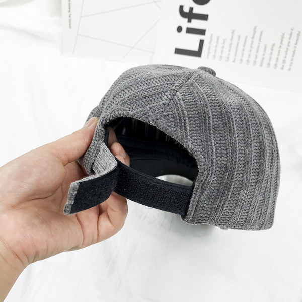 Sport-alkalmi női sapka négy színben díszítéssel