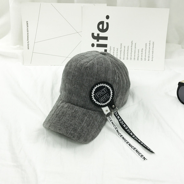 Sport-alkalmi női sapka négy színben díszítéssel