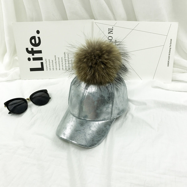 Palarie eleganta de dama cu vizor in trei culori cu puf