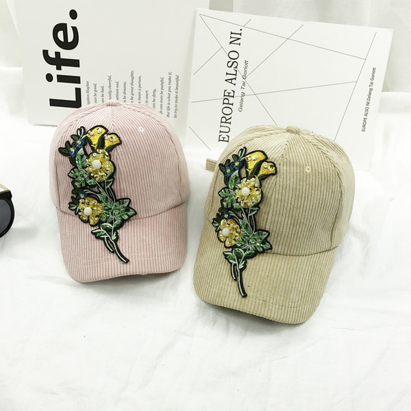 Modern kordbársony női sapka napellenzővel, különböző színekben virágos hímzéssel