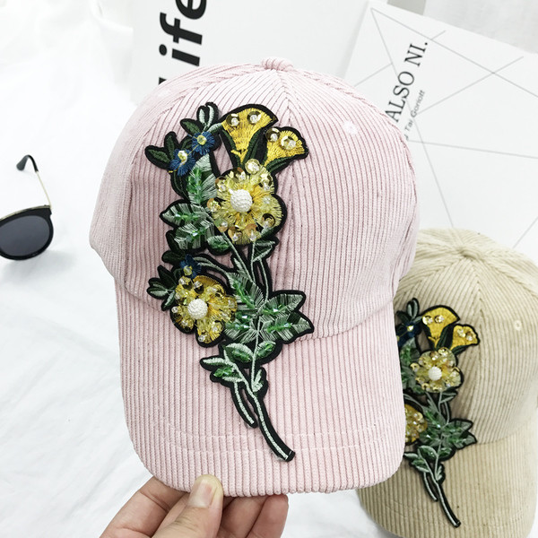 Modern kordbársony női sapka napellenzővel, különböző színekben virágos hímzéssel