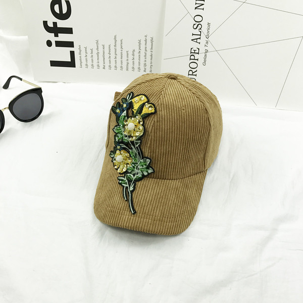 Modern kordbársony női sapka napellenzővel, különböző színekben virágos hímzéssel