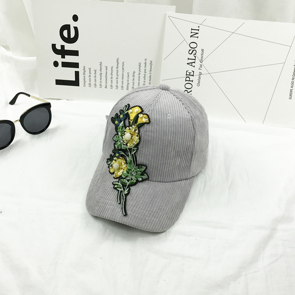 Modern kordbársony női sapka napellenzővel, különböző színekben virágos hímzéssel