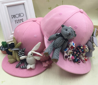 Детска шапка в черен и розов цвят с 3D декорации