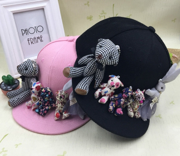 Gyermek sapka fekete és rózsaszín színben, 3D dekorációval