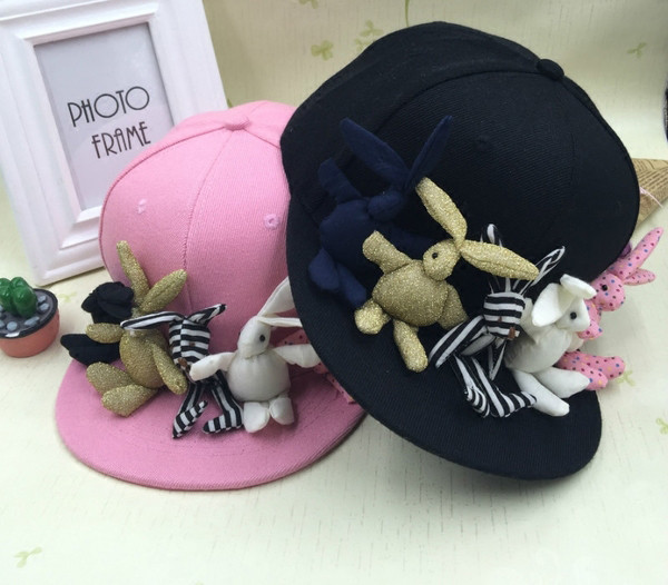 Gyermek sapka fekete és rózsaszín színben, 3D dekorációval