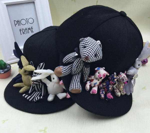 Gyermek sapka fekete és rózsaszín színben, 3D dekorációval