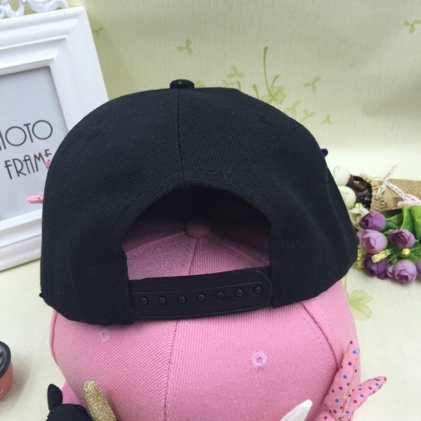 Gyermek sapka fekete és rózsaszín színben, 3D dekorációval