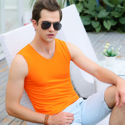 Ανδρικό αμάνικο  σε διάφορα χρώματα με διακοσμητικά σχήματος V