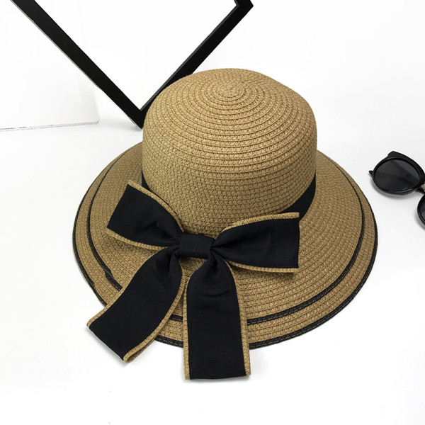 Női szalmakalap szalaggal, strandolásra alkalmas
