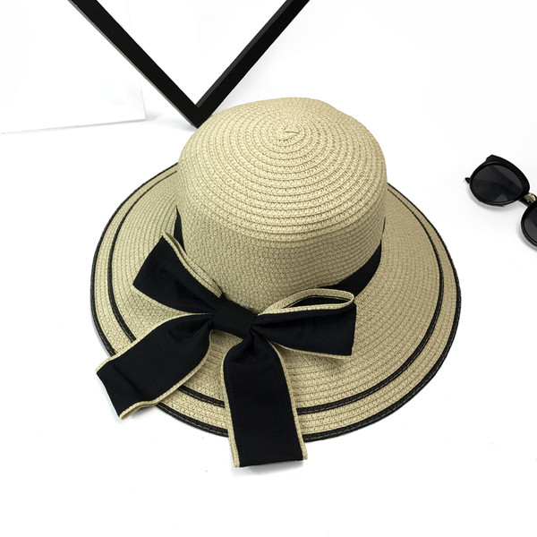 Női szalmakalap szalaggal, strandolásra alkalmas