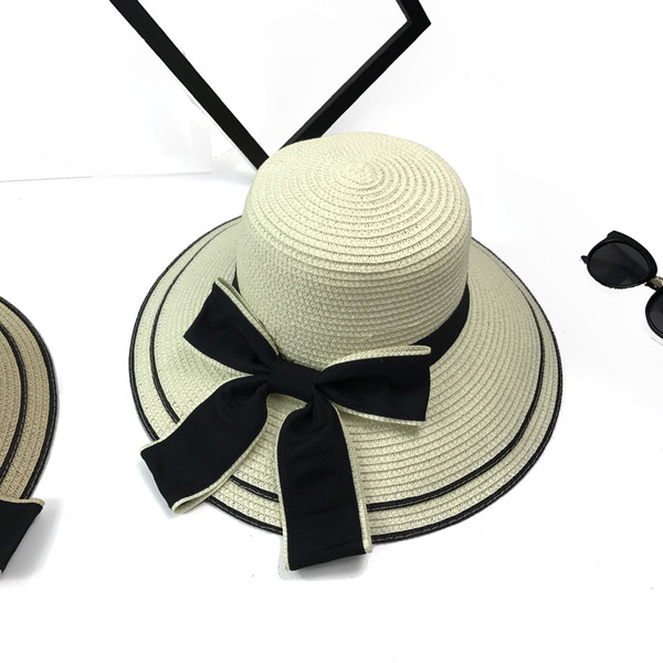 Női szalmakalap szalaggal, strandolásra alkalmas
